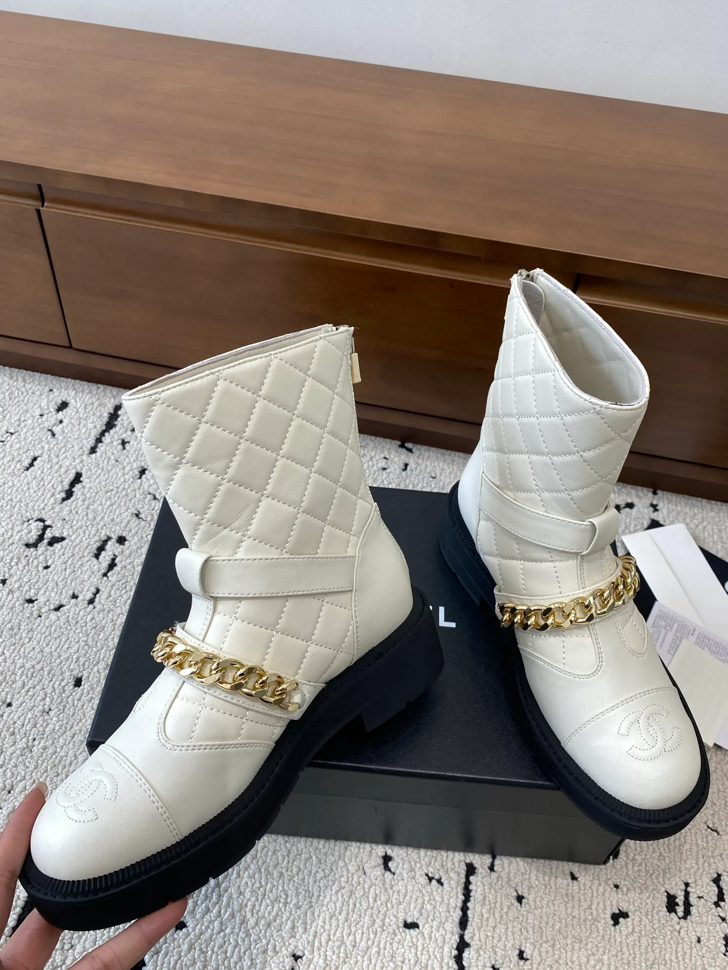 👟👟Ex-factory price 700👟👟 High version🍀 CHANEL 2025s autumn and winter series short boots, made of imported cowhide, with an additional height of 5cm to show leg length. Chanel's classic rhombus is used on the boot shaft, which Xiao Meimei particularly likes. This is Chanel's most popular style this autumn and winter. In addition, the entire boot shaft is equipped with a classic chain and school bag buckle. It is made of full-grain cowhide and uses a rear zipper. It is easy to put on the foot and super comfortable. It is a must-have for this autumn and winter. 🔴 Upper material: imported cowhide leather with anti-rust metal chain ❤︎ Consistently authentic ❤︎ Outsole: original Italian anti-slip rubber outsole Number of yards: 35-40 (40 is custom-made, non-refundable and non-exchangeable) Buy now 👉 Buy now 👉 Buy now 👉 Buy now 👉 Buy now 👉 Buy now 👉 Buy now 👉 Buy now 👉 Buy now 👉 Buy now 👉